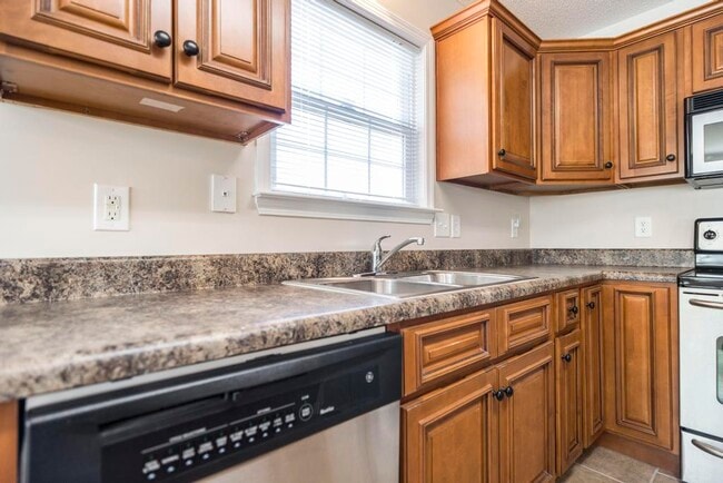 Building Photo - 102 Summerstone Bend