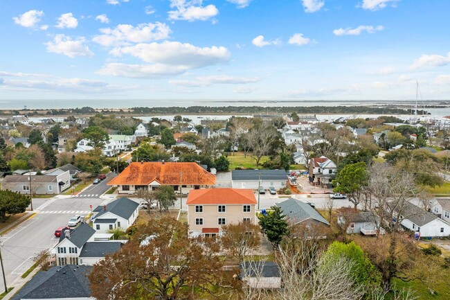 Building Photo - Newly Renovated Townhome