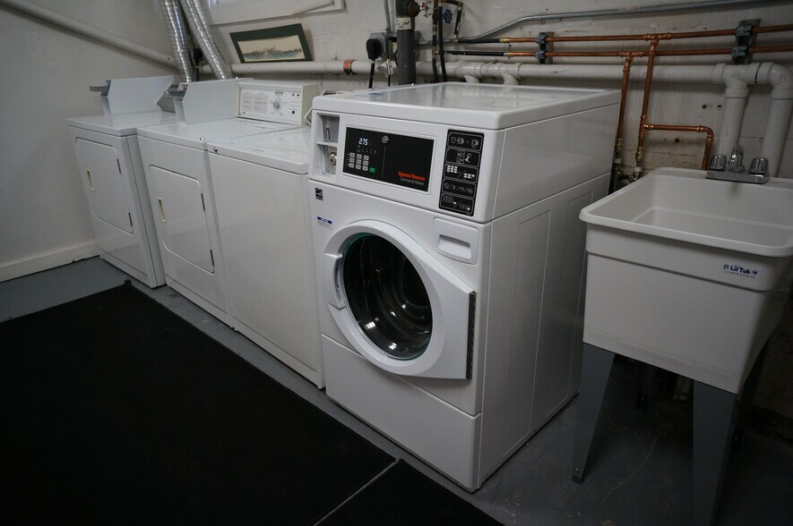 Building Photo - 766 Belmont Ave E