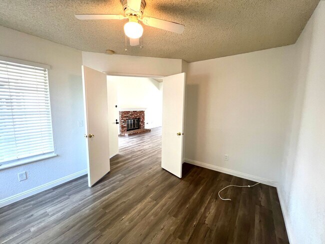 Building Photo - Charming Single story 3bed /2 bath newly renovated home