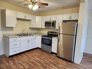 Building Photo - 2 Bedroom Home with Large Kitchen. Pet Friendly!!!