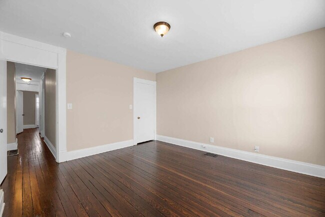 Building Photo - "Beautiful 3-Bedroom, 2-Full Bath Duplex Featuring Hardwood Floors and a Fenced Yard!"