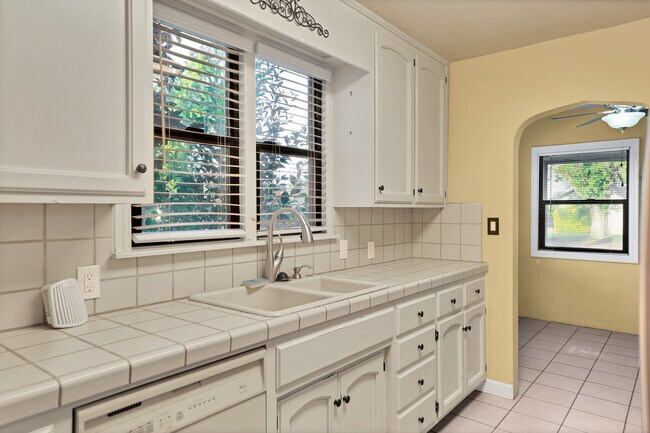 Building Photo - 1301 S Lee Ave