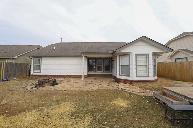 Building Photo - 3 Bed 2 Bath