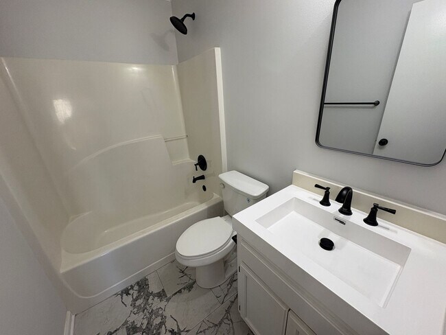 Building Photo - Rent Special on Beautifully Updated 3 Bedroom Home!