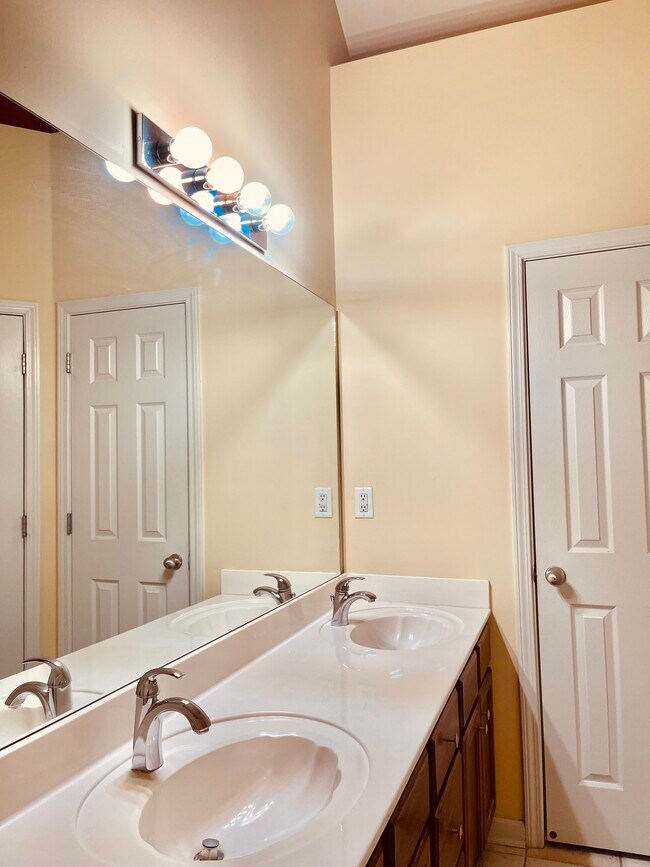 Master Bathroom - 1322 Harbor Park Dr
