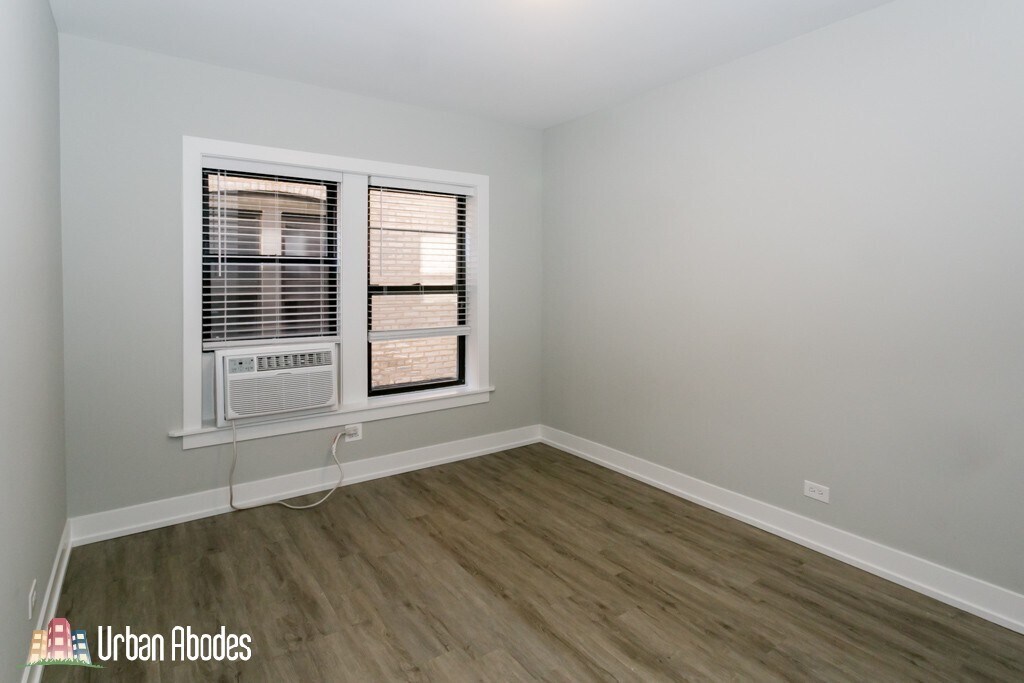 Building Photo - 705 W Brompton Ave