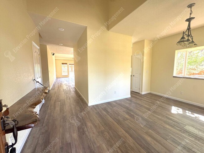 Building Photo - 4 BR Home in SE Bend with Canal Trail Access, Fenced Yard & Greenhouse