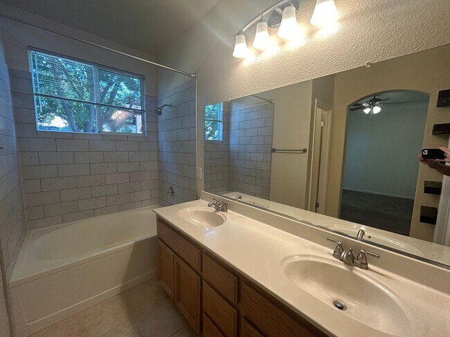 Building Photo - 7025 Sandy Souza Way