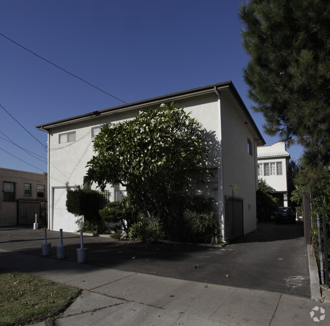 Primary Photo - 4055-4059 1/2 Melrose Ave