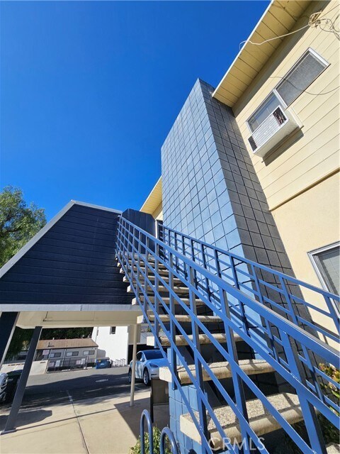 Building Photo - 350 Loma Terrace