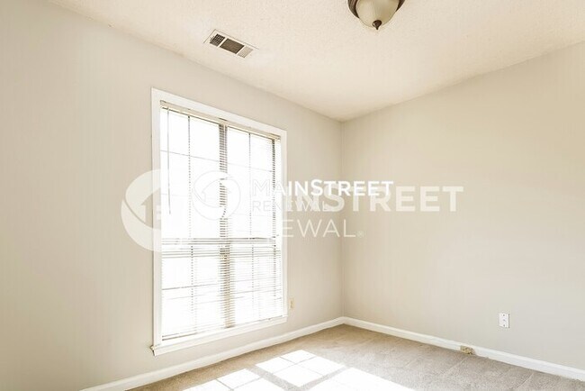 Building Photo - 3 Bedroom Pet-Friendly Home in Memphis, TN with Main Street Renewal