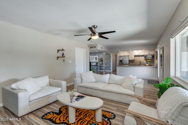 Building Photo - 3009 E Dahlia Dr