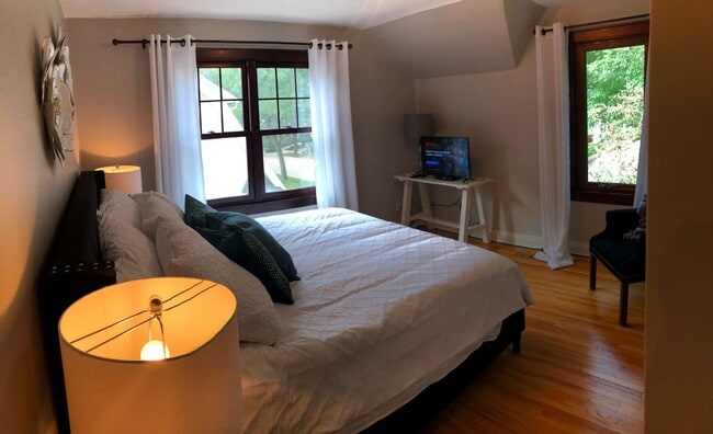 Building Photo - Charming Tudor 3 Blocks From Mayo