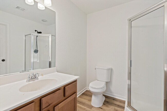 Building Photo - Knoxville 37912 - 3 bedroom, 2.5 bath all ...