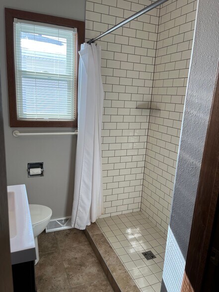 Building Photo - 1043 6th Ave