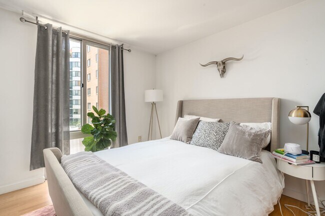 Building Photo - Sunlit 1BR Apartment with a Versatile Second Room at Claridge House