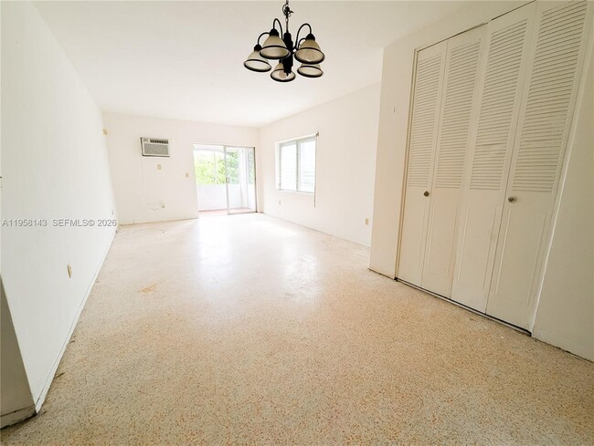 Building Photo - 1590 NE 127th St