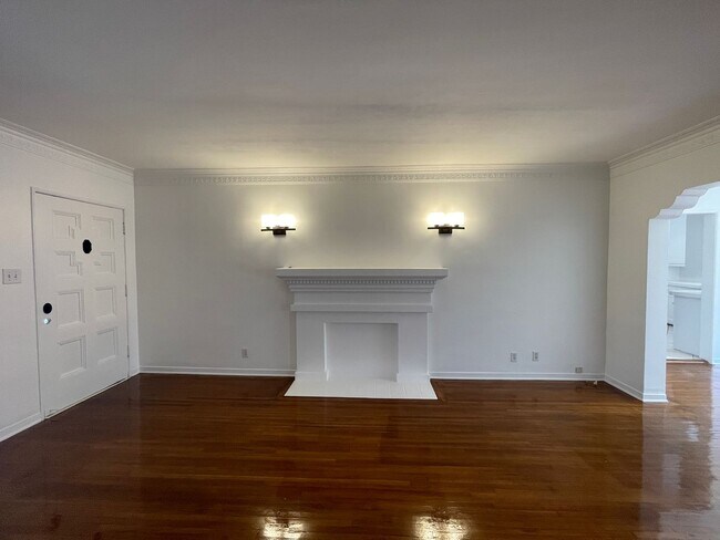 Building Photo - 927 Alandele Ave