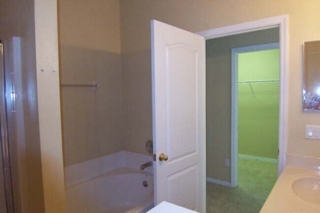 Building Photo - Spacious 4/2 in a Great Community!