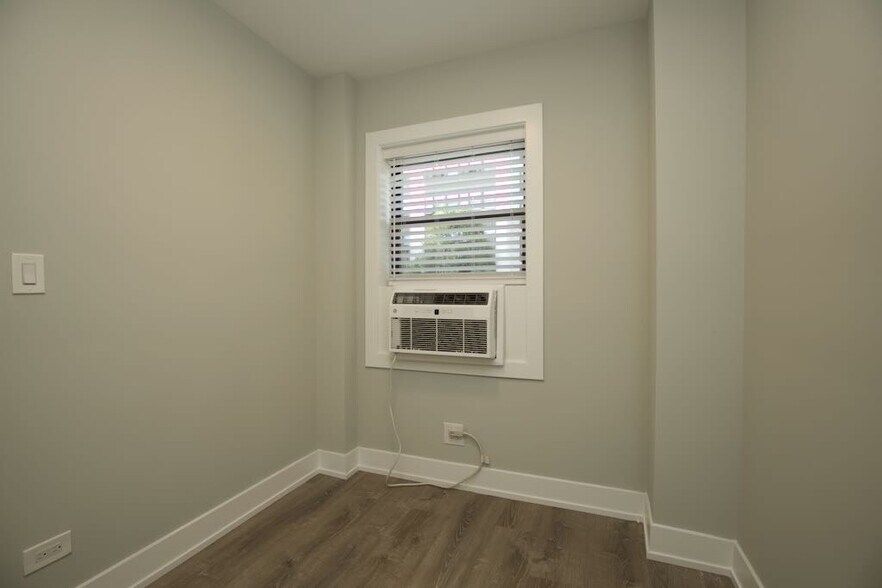 Building Photo - 510 W Belmont Ave