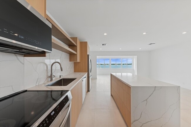 Building Photo - 300 53rd St