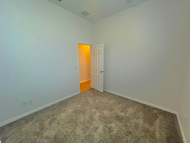 Building Photo - Spacious 4-Bed, 3-Bath Home in Guard-Gated...