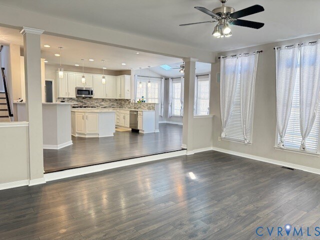 Building Photo - 9379 Roseland Ct