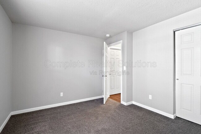 Building Photo - 289 Mt Everest Dr