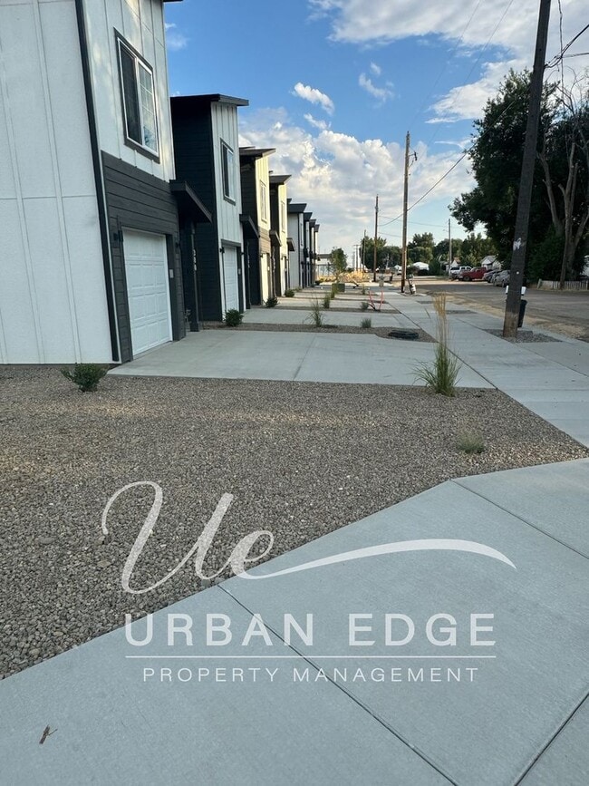 Building Photo - 3 bed 2.5 bath townhome!