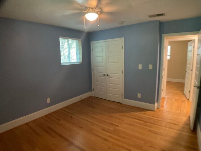 Building Photo - Spacious Carrboro Condo ready for August Move In!