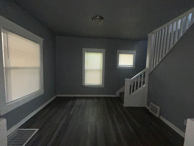 Building Photo - Charming 3-Bedroom Property in Prime Location