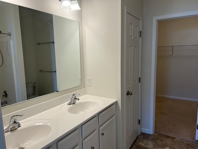 Building Photo - Stunning 4 bedroom 2.5 Bathroom Home in Ma...