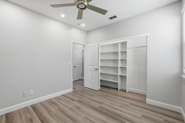 Building Photo - 3017 Village Park Dr