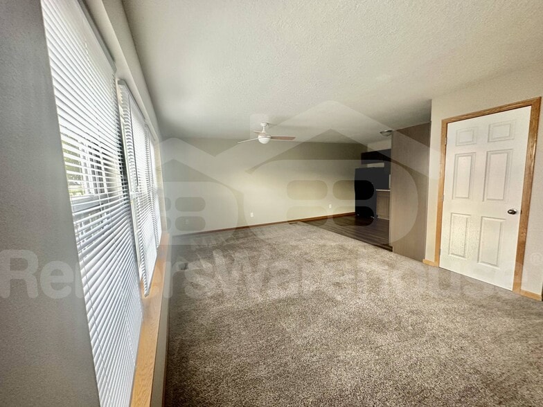 Building Photo - 1166 SE Village View Ln