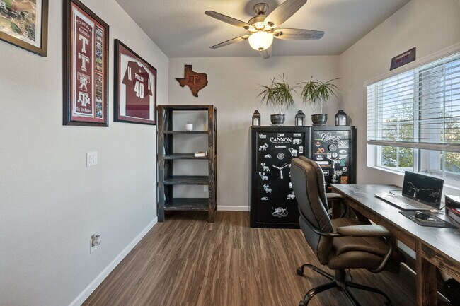 Building Photo - Beautiful 4-Bedroom Home on Blue Lunar Lan...