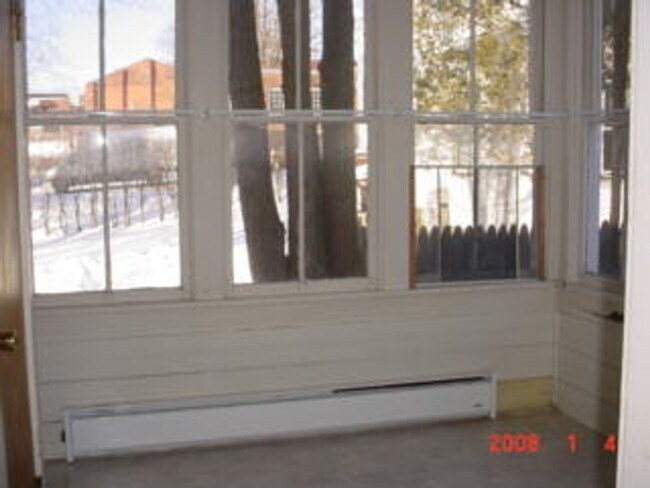 Building Photo - West Pleasant St - 004