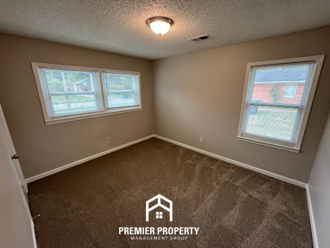 Building Photo - 3034 Clarendon Rd