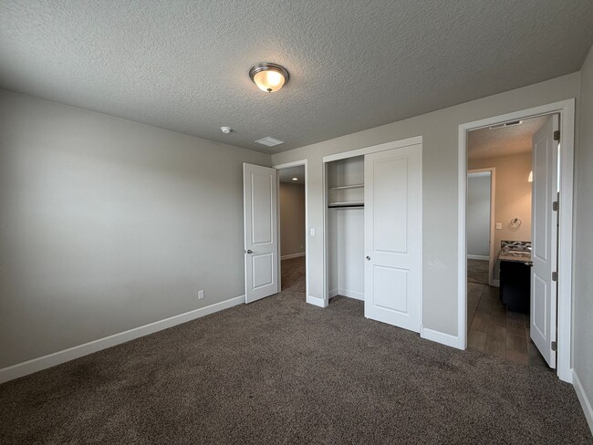 Building Photo - Luxury Single Story 3 Bedroom Plus Office / Sitting Room Recent Construction Available in Exclusi...