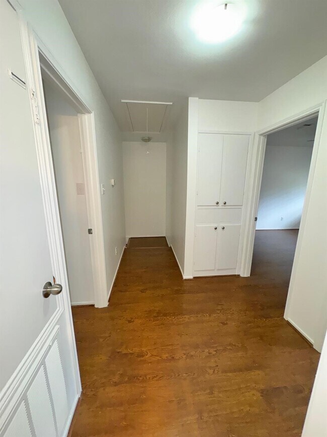 Building Photo - 12925 Trail Hollow Dr