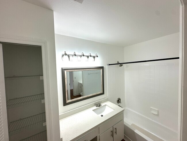 Building Photo - 6020 Scotchwood Glen