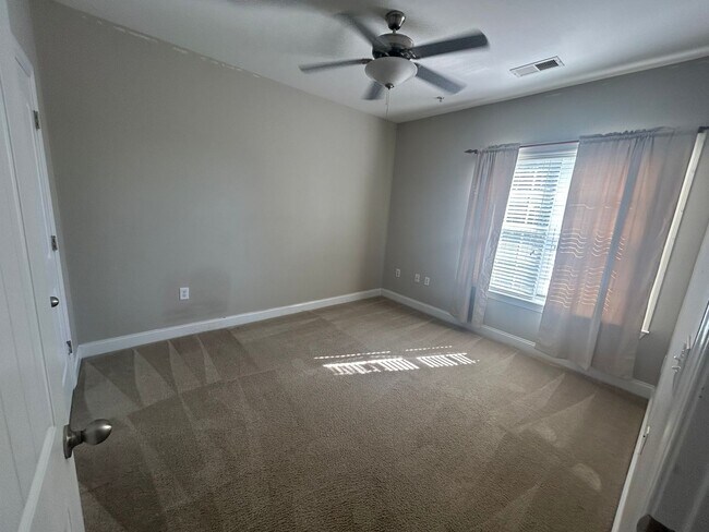 Building Photo - Don't miss this 4-bed, 3-bath condo TWO miles from the ocean!