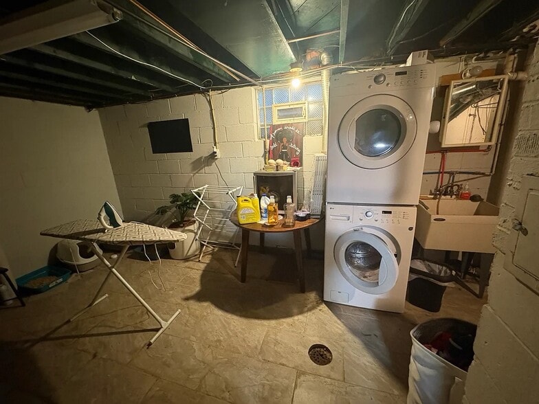 Building Photo - 645 Grandview Ave