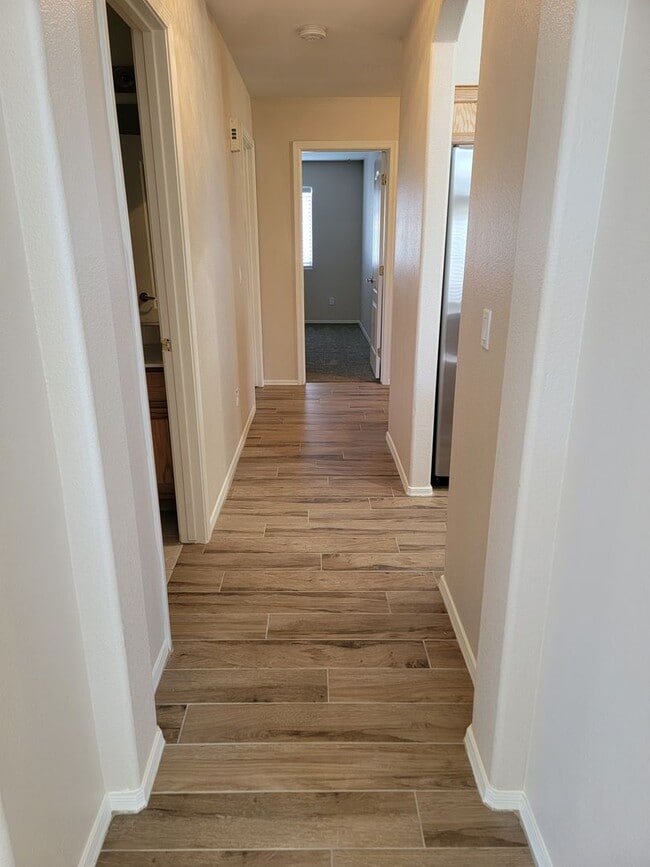 Building Photo - Updated 3 bed with 3-Garage in Bridlewood Subdivision