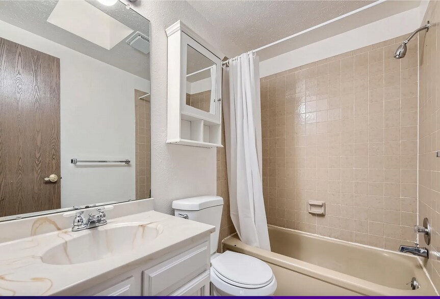 Building Photo - 2949 Shady Holw E