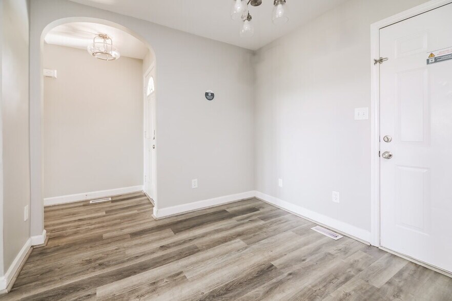 Building Photo - 998 St Catherines Dr