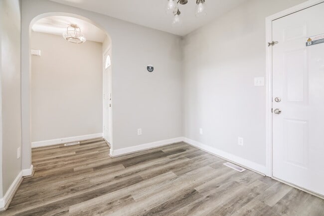 Building Photo - 998 St Catherines Dr