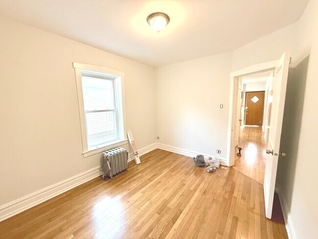 Building Photo - 4819 W Addison St