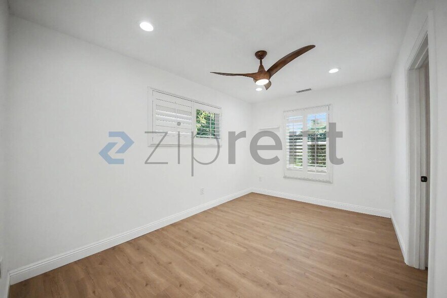 Building Photo - Unit