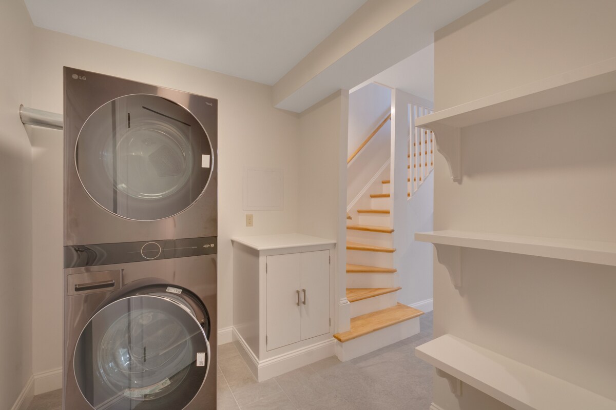 Building Photo - 31 School St